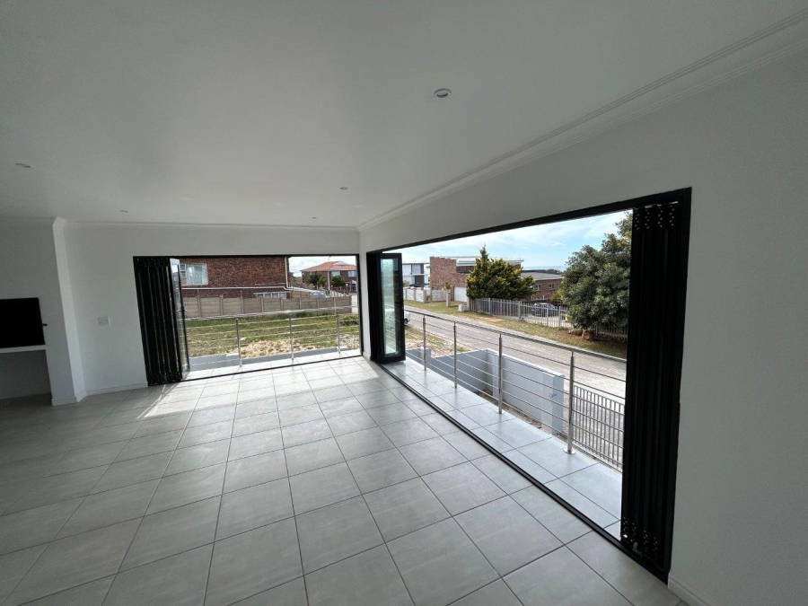 5 Bedroom Property for Sale in Wavecrest Eastern Cape